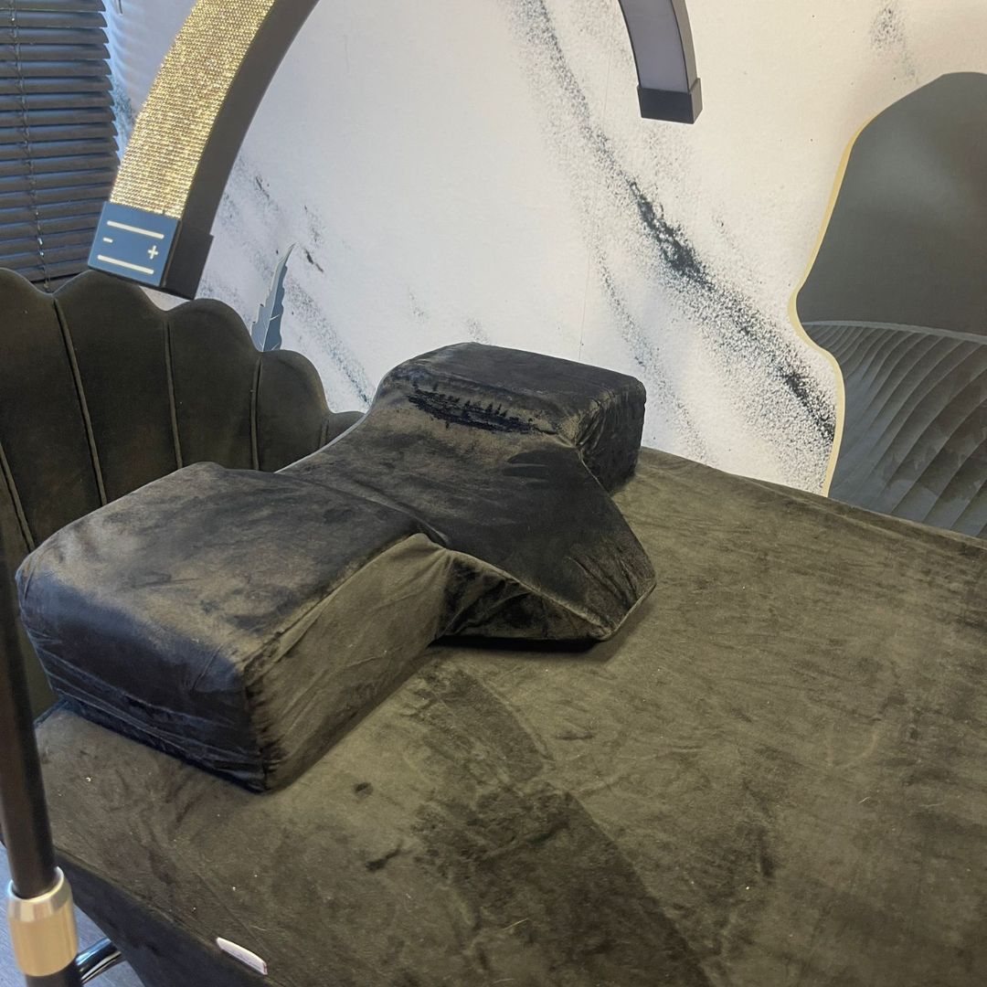 Lash pillow for lash bed