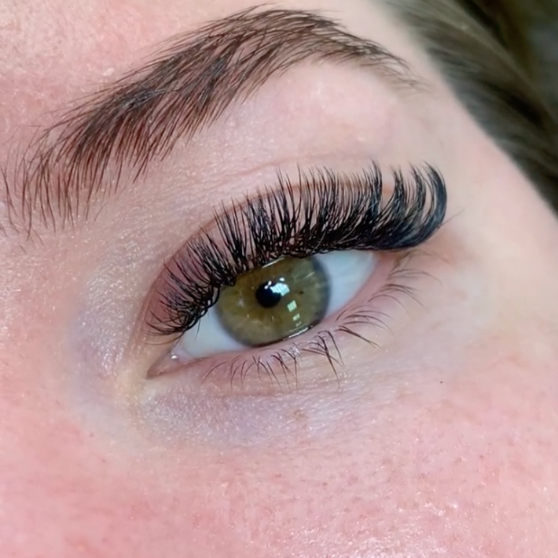 Volume and classic hybrid lash extensions