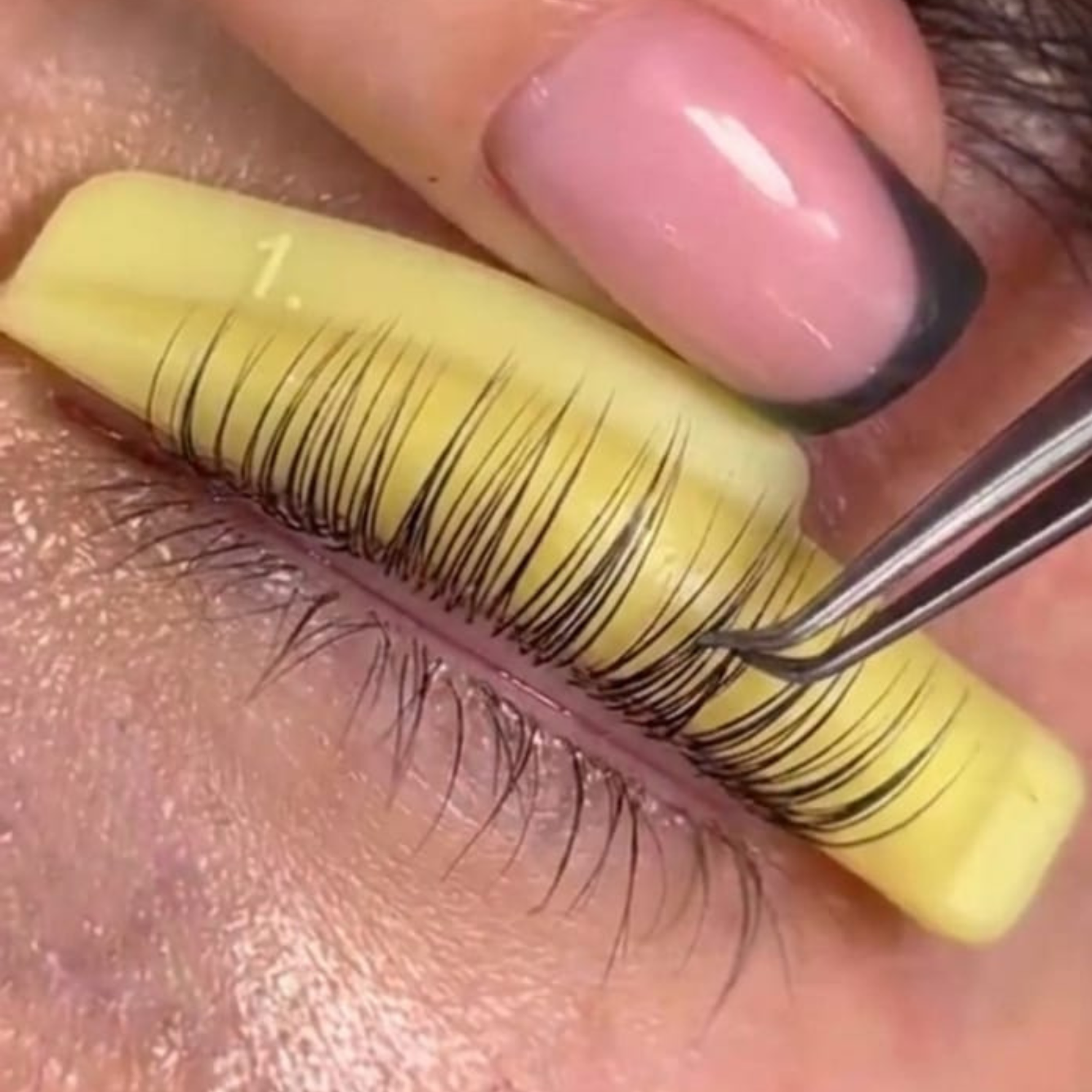 yellow round silicone lash lift rods