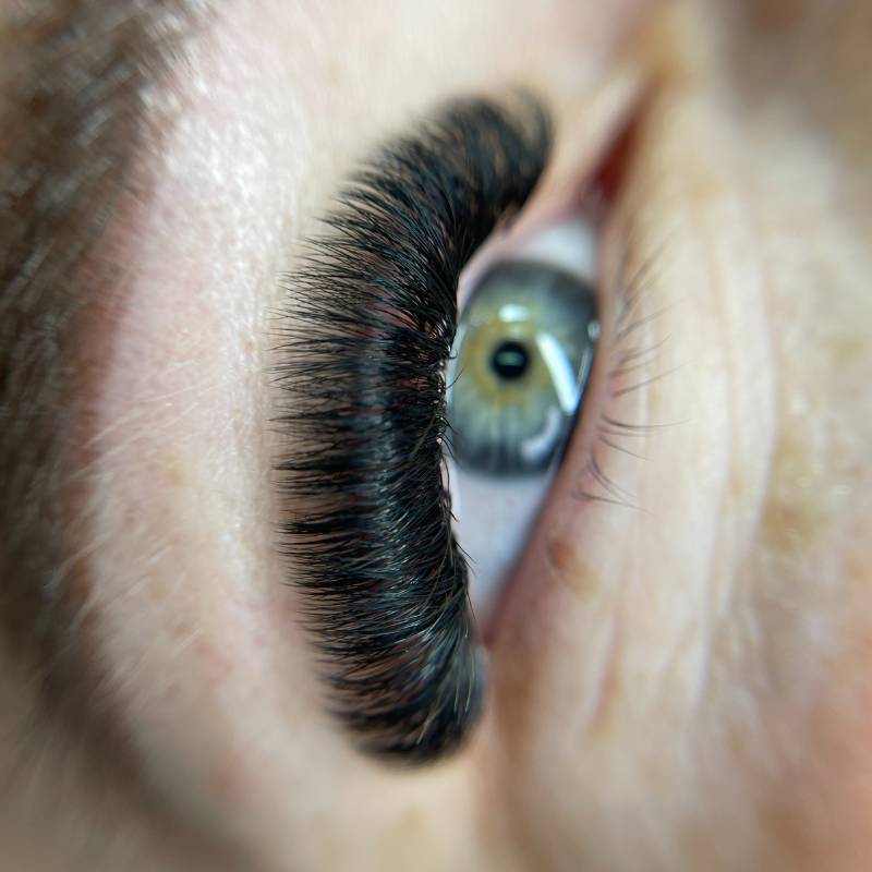Close-up of Easy Fan Lashes showing thin lash bases for easy volume fan making